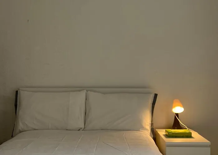 Spacious Boutique Two-Bedroom Apartment Next To The Castle