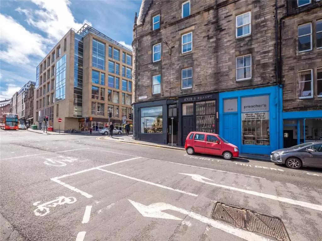 Spacious Boutique Two-bedroom Next To The Castle Apartment
