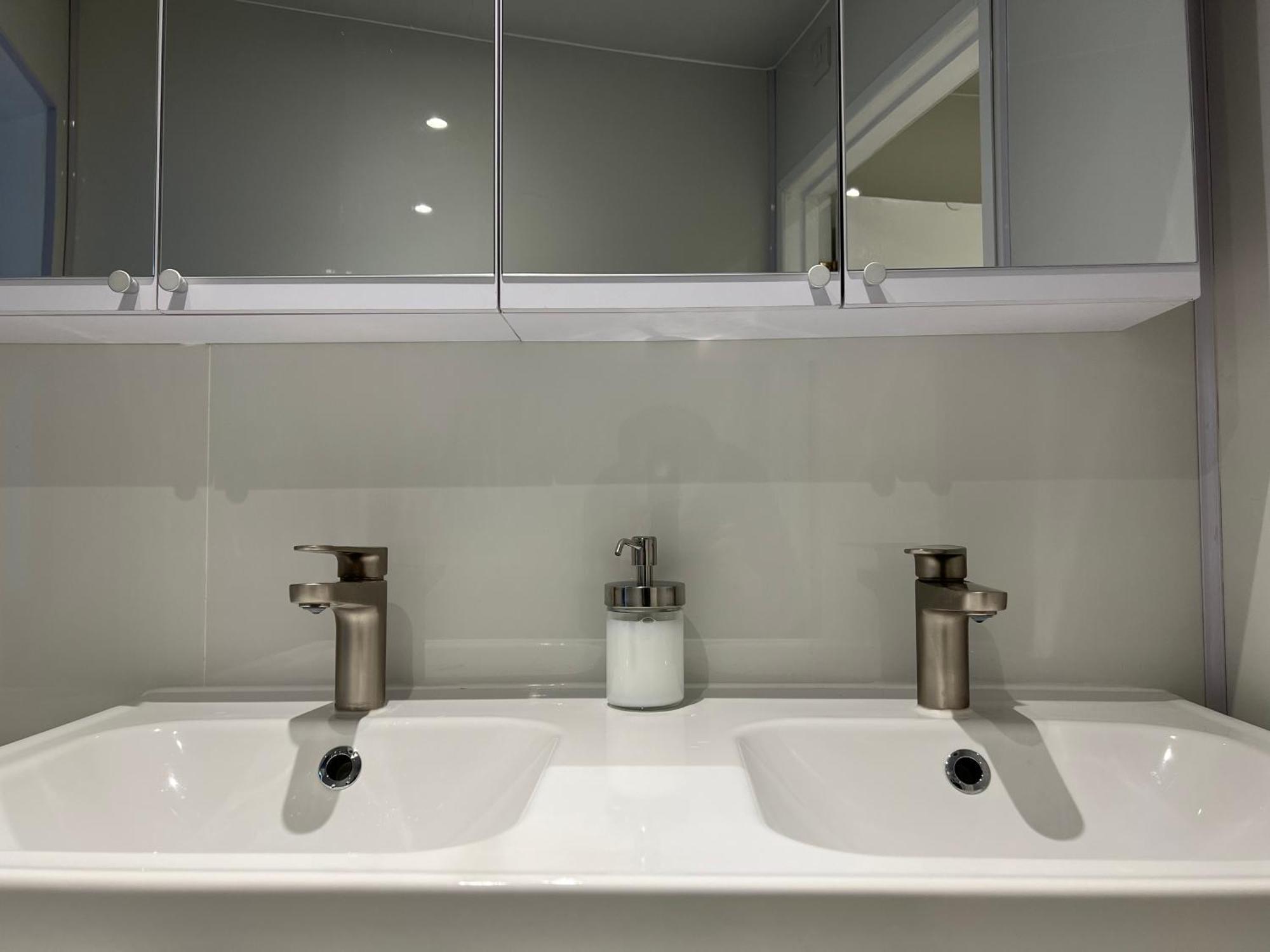 Spacious Boutique Two-bedroom Next To The Castle Apartment